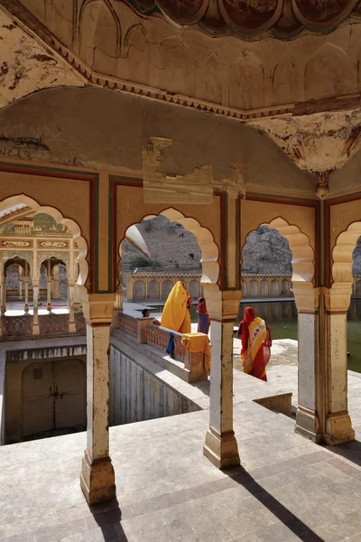 Indiska kvinnor på Galta hinduiska tempel — Stockfoto