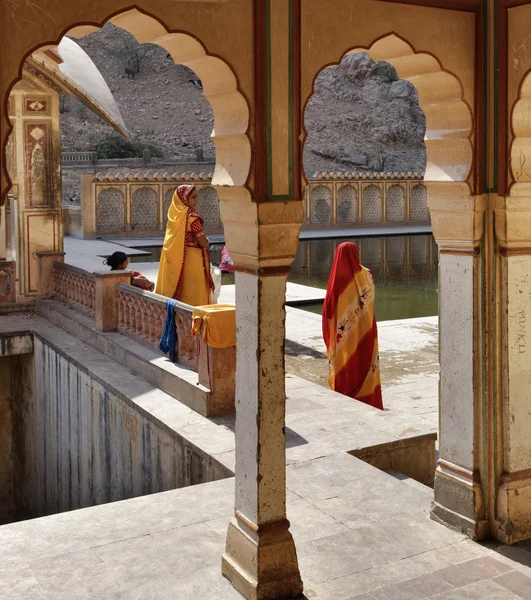 Mujeres indias en los templos hindúes de Galta — Foto de Stock