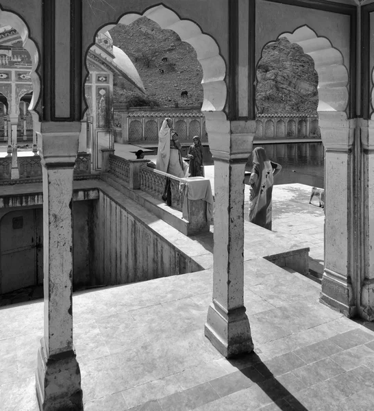 Indian women at Galta Hindu Temples — Stock Photo, Image