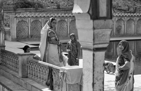 Indyjskie kobiety w hinduskich świątyń Galta — Zdjęcie stockowe