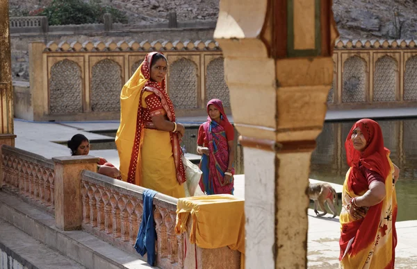 Індійські жінки в Galta індуські храми — стокове фото