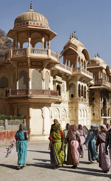 Indische Frauen in Galta Hindu Tempeln — Stockfoto