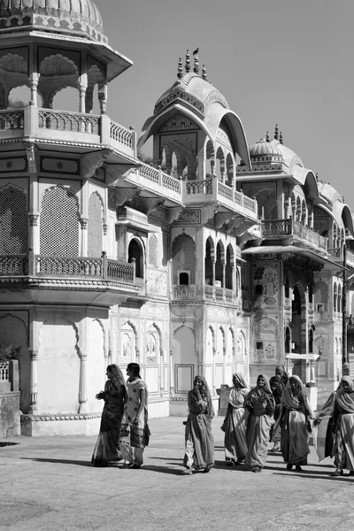 Indiska kvinnor på Galta hinduiska tempel — Stockfoto