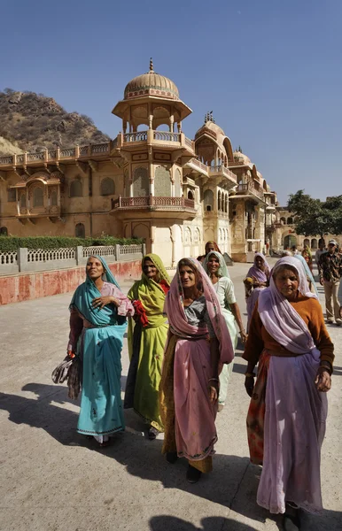 Indové v Galta hinduistické chrámy — Stock fotografie