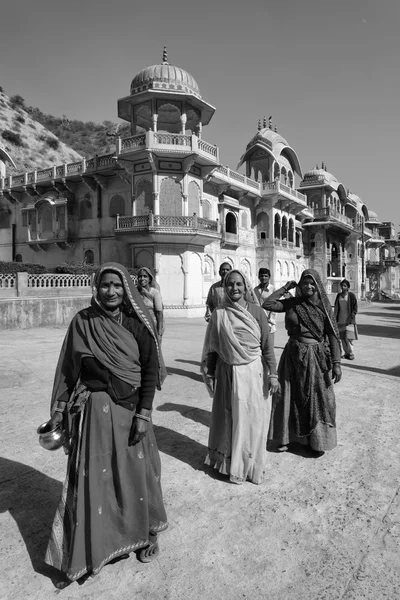 Povo indiano em Galta templos hindus — Fotografia de Stock
