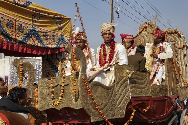 Noivos indianos indo para o seu casamento — Fotografia de Stock