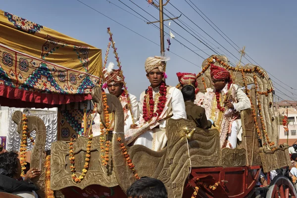 Индийские женихи идут на свою свадьбу — стоковое фото