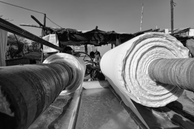 Hint insanlar bir kumaş fabrikada çalışıyor