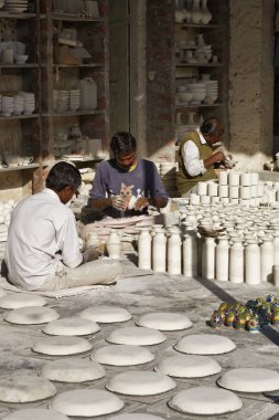 bir seramik fabrikasında çalışan erkekler