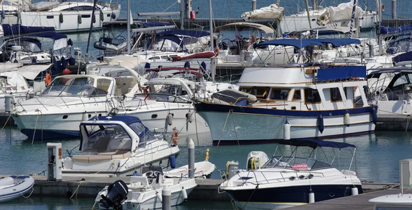 Barcos à vela na marina — Fotografia de Stock