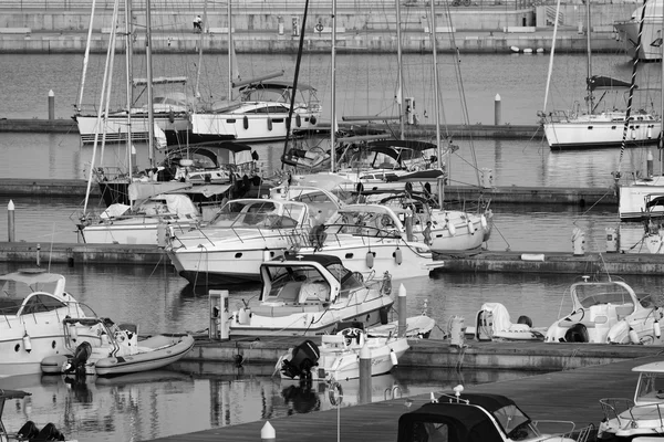 Yacht di lusso nel porto turistico — Foto Stock