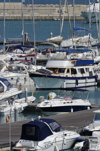 Barcos à vela na marina — Fotografia de Stock