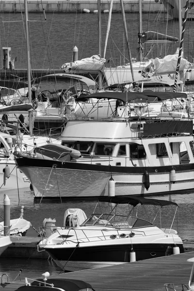 Barcos à vela na marina — Fotografia de Stock