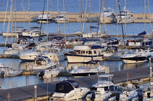 Barche a vela nel porto turistico — Foto Stock