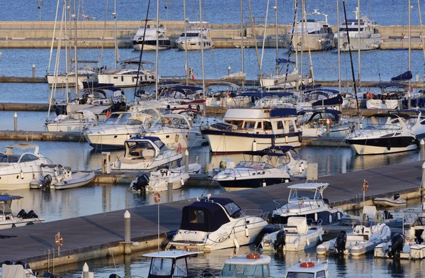 Barche a vela nel porto turistico — Foto Stock