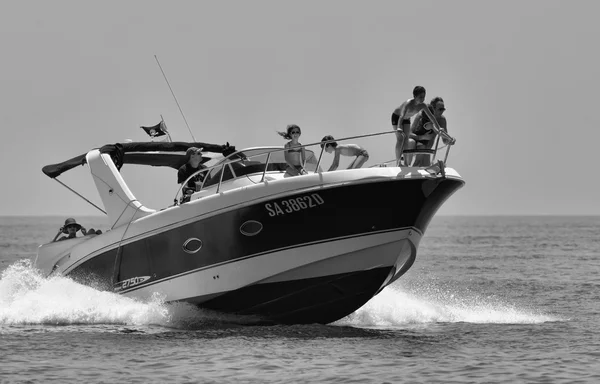 Gente navegando en un yate de lujo — Foto de Stock