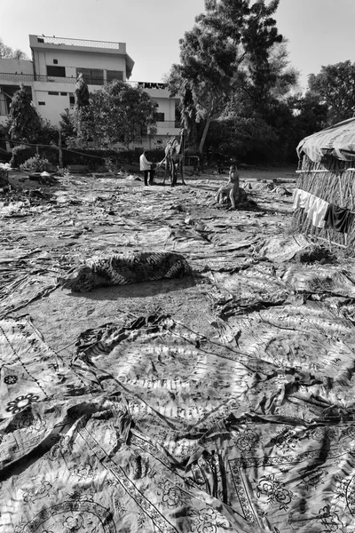 Sarongs indios secándose bajo el sol — Foto de Stock