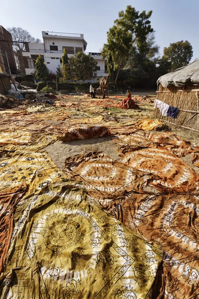 Indiase sarongs drogen onder de zon — Stockfoto