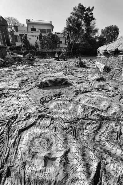 Sarongs indios secándose bajo el sol — Foto de Stock