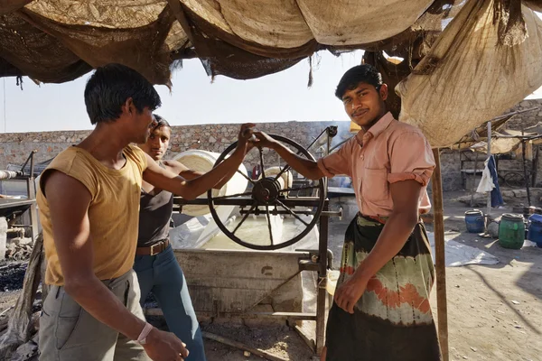 फॅब्रिक कारखान्यात काम करणारे भारतीय लोक — स्टॉक फोटो, इमेज