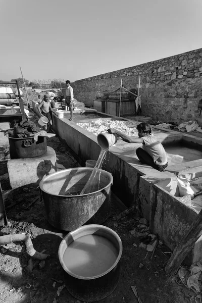 Indiens travaillant dans une usine de tissus — Photo