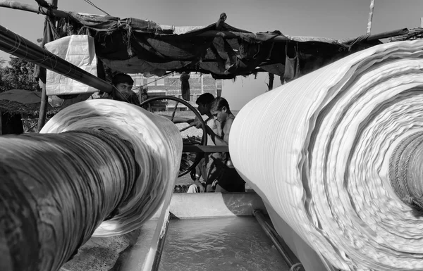 Indische mensen werken in een fabriek van stoffen — Stockfoto