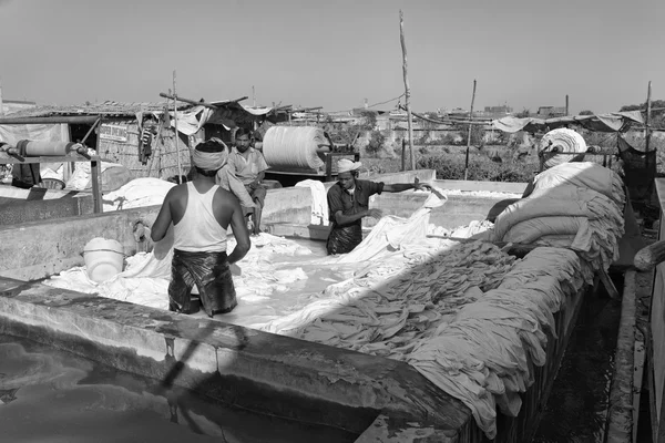 Indianos trabalhando em uma fábrica de tecidos — Fotografia de Stock