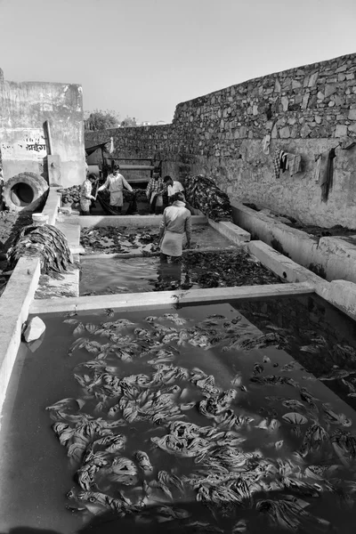 Indianos trabalhando em uma fábrica de tecidos — Fotografia de Stock