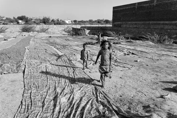Enfants indiens dans une usine de tissus — Photo