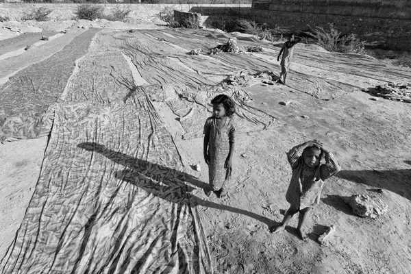 Niños indios en una fábrica de telas —  Fotos de Stock