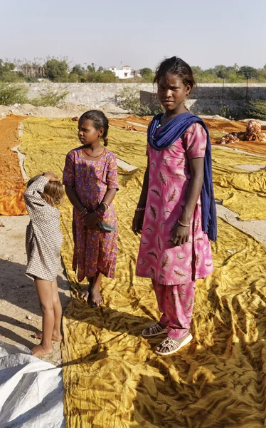 Niños indios en una fábrica de telas —  Fotos de Stock