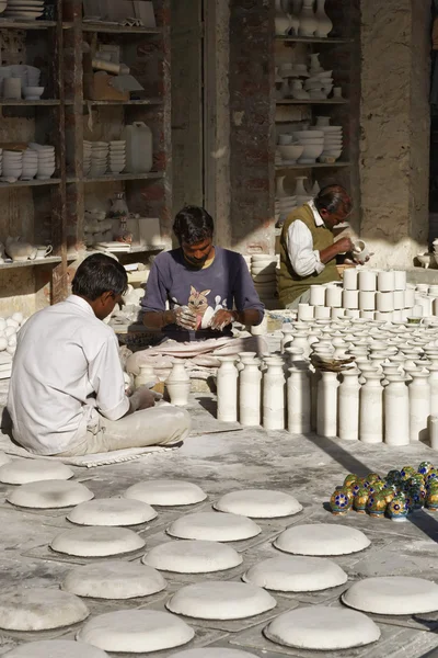 Мужчины, работающие на керамической фабрике — стоковое фото