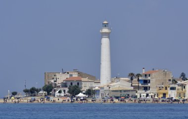 Deniz feneri ve insanlar sahilde