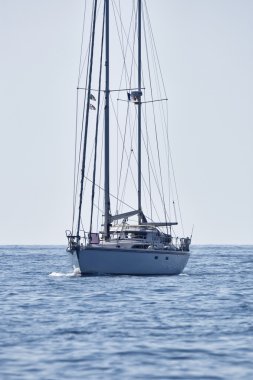 Akdeniz 'de yelkenli bir tekne