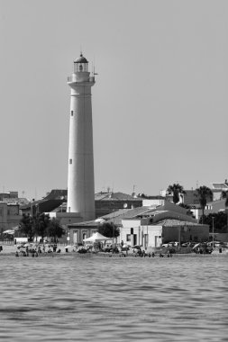 Deniz feneri ve insanlar sahilde