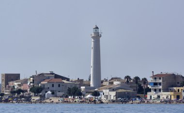 Deniz feneri ve insanlar sahilde