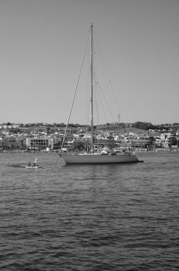 insanlar bir yelkenli tekne