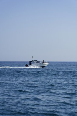 insanlar bir motorlu tekne üzerinde seyir