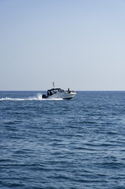 insanlar bir motorlu tekne üzerinde seyir