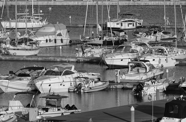 Lyxbåtar i hamnen — Stockfoto