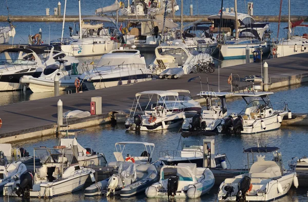 Iates de luxo na marina — Fotografia de Stock