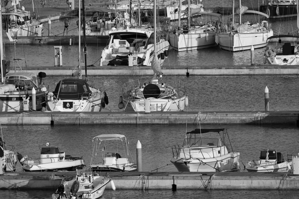 Lyxbåtar i hamnen — Stockfoto