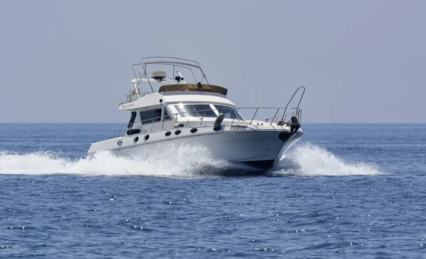Роскошная яхта в Средиземном море — стоковое фото