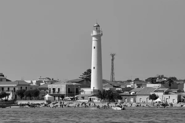 Farol e pessoas na praia — Fotografia de Stock