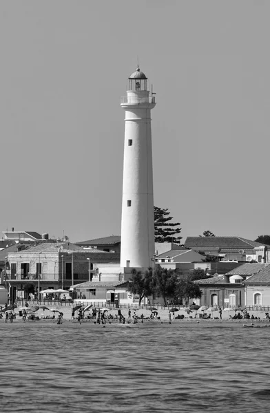 Leuchtturm und Menschen am Strand — Stockfoto