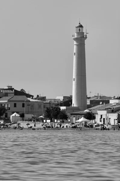 Farol e pessoas na praia — Fotografia de Stock