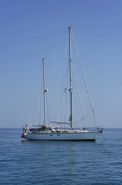 Gente en un velero — Foto de Stock