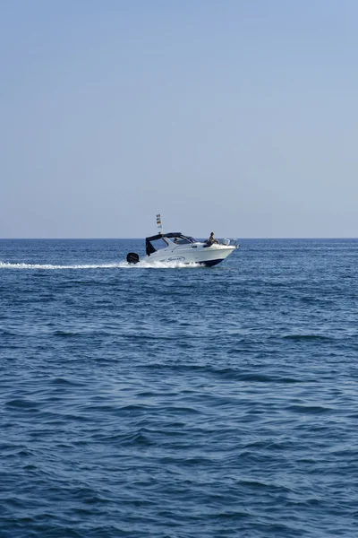 People cruising on a motor boat — Stock Photo, Image