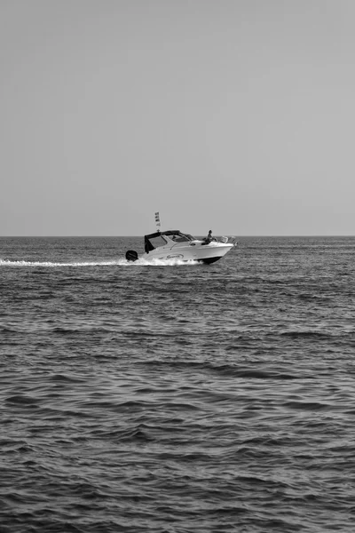 Persone che navigano su una barca a motore — Foto Stock