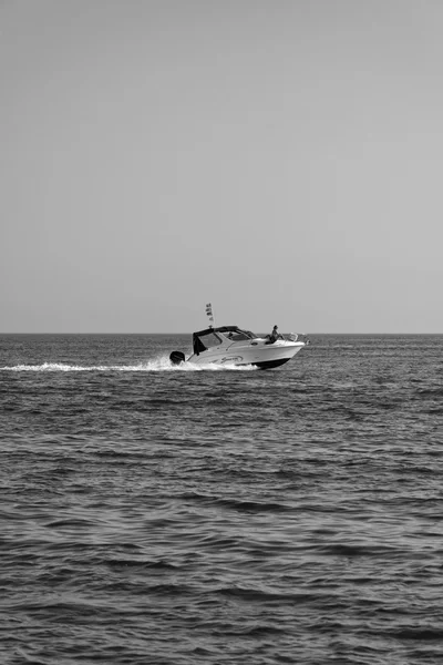People cruising on a motor boat — Stock Photo, Image
